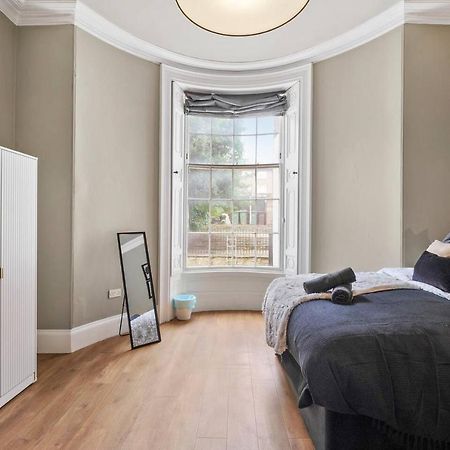 Lovely Central Wakefield Apartment - Parking Exterior foto
