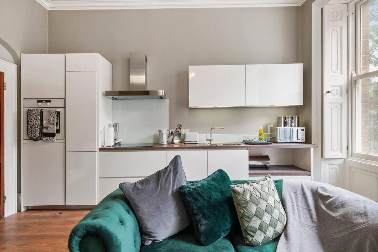Lovely Central Wakefield Apartment - Parking Exterior foto